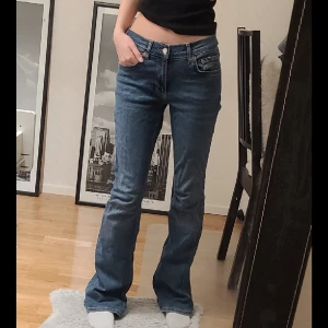 Low waist jeans - Dessa jeans är i från gina tricot!💓 De är knappas använda då de är lite för stora! Midja ca- 82cm  Jag är 167cm