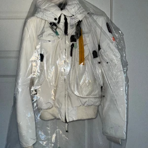 PJS jacka bomber (kemtvättad)!!! - Andvänd två gånger, modellen är PJS. Jätte bra nu till vintern den är väldigt varm och kemtvättd. Jag betalade 9500kr för den. Säljer då jag har en annan och andvänder inte den mer.