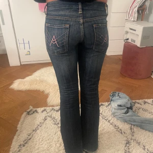 7 for all mankind jeans - Säljer skit snygga 7 for all mankind jeans. De är köpte här på plick och den förra ägaren sa inte att de va avklippta vilket de är, passar 160-165 cm lång person. Jättesnygga, men finns små slitningar!❤️