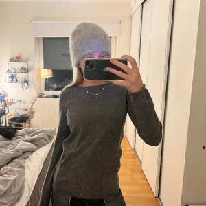 Stickad tröja - Väldigt najs och unik tröja med fickor! Tyvärr kommer den inte till användning längre 