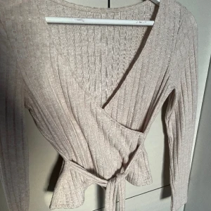 Ribbad tröja som går att knyta  - Bra material, inga fläckar eller hål, skriv dm för frågor eller bilder 