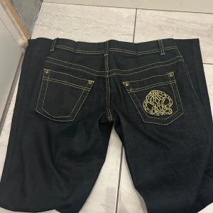 Bootcut jeans- - Säljer jeans jag beställt från sellpy som inte passade. Low waist- Dem är för korta på mig som är 175 cirka. Anpassade för någon som är kort. Storlek-EUR 38, motsvarande US 8.  Riktigt bra kavlitet- såg ut som nya när jag fick de. Oanvända   
