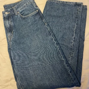 Weekday Baggy jeans - FETA BAGGY JEANS FRÅN WEEKDAY🔥Modellen heter rail, storleken är 28/32 men passar perfekt om du bär mellan 28-31 i midjan. Kan postas/hämtas upp i Jönköping 🔥