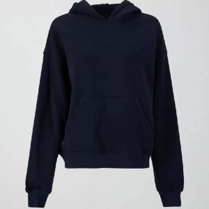 Marinblå hoodie i nyskick från Gina tricot