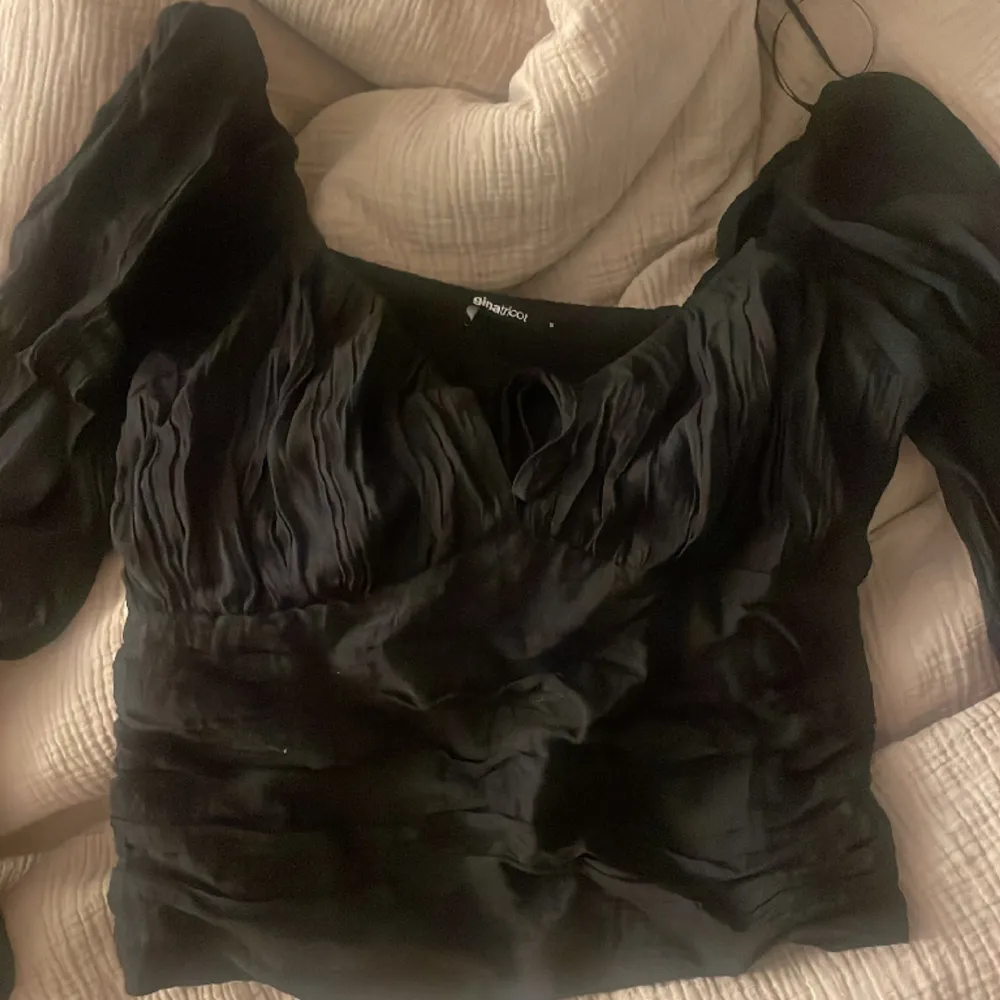 Jättefin svart blus som är från Gina tricot och aldig andvändts den är i storlek S men passar även för dom som har storlek XS❤️ den är köpt för 399 kr men säljer för 280 kr . Blusar.