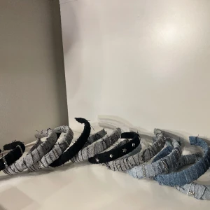 Jeansdiadem - Snygga diadem i återvunnet jeans ifrån @hairjourneyuf. Säljs som vanliga jeans, med kvadratnitar, stjärnnitar och med strass. Färgerna är tillfälliga då vi använder återvunnet tyg, detta betyder att nästa släpp kommer de annorlunda ut. Obs 120 kr/st