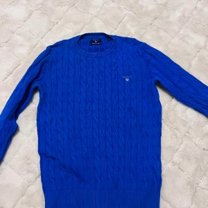 Stickad tröja från märket Gant  - Använd 1 gång , tröjan är i mycket bra skick.  