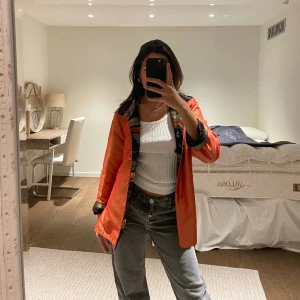 Vintage oversized kavaj - Säljer min vintage oversized kavaj jag köpte i Italien. Designen är väldigt unik och är ett statement plagg❤️