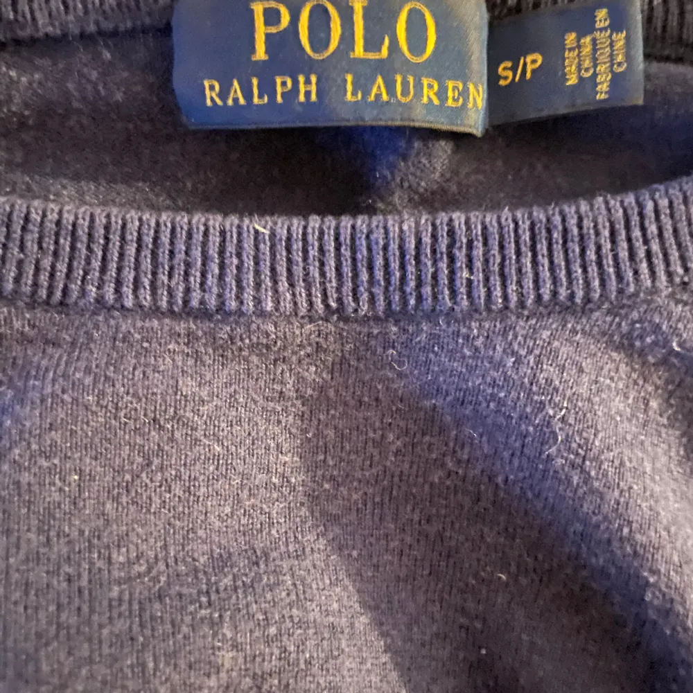 Säljer nu denna fina kashmir blend Ralph Lauren crewneck tröjan. Storlek S passar också XS. Tröjor & Koftor.