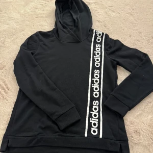 Adidas hoodie  - Säljer Adidas hoodie i väldigt bra skick  - 120kr 
