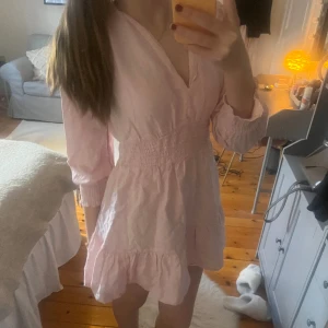 Rosa volangklänning zara - En perfekt klänning för sommaren😇👙Är i storlek M men är minskad i tvätten så den passar S och XS mer💗Klänningen är köpt förra sommaren och är i nyskick utan några defekter 💗Nypris ca 400kr😇 Skriv för frågor!