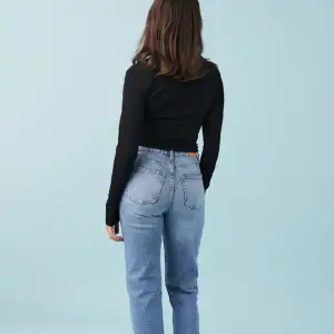 Säljer dessa blåa jeans från Gina tricot. De är använda men i bra skick. De är högmidjade och långa i benen. Skulle säga att de passar folk runt 160 cm. Kontakta mig vid frågor💕