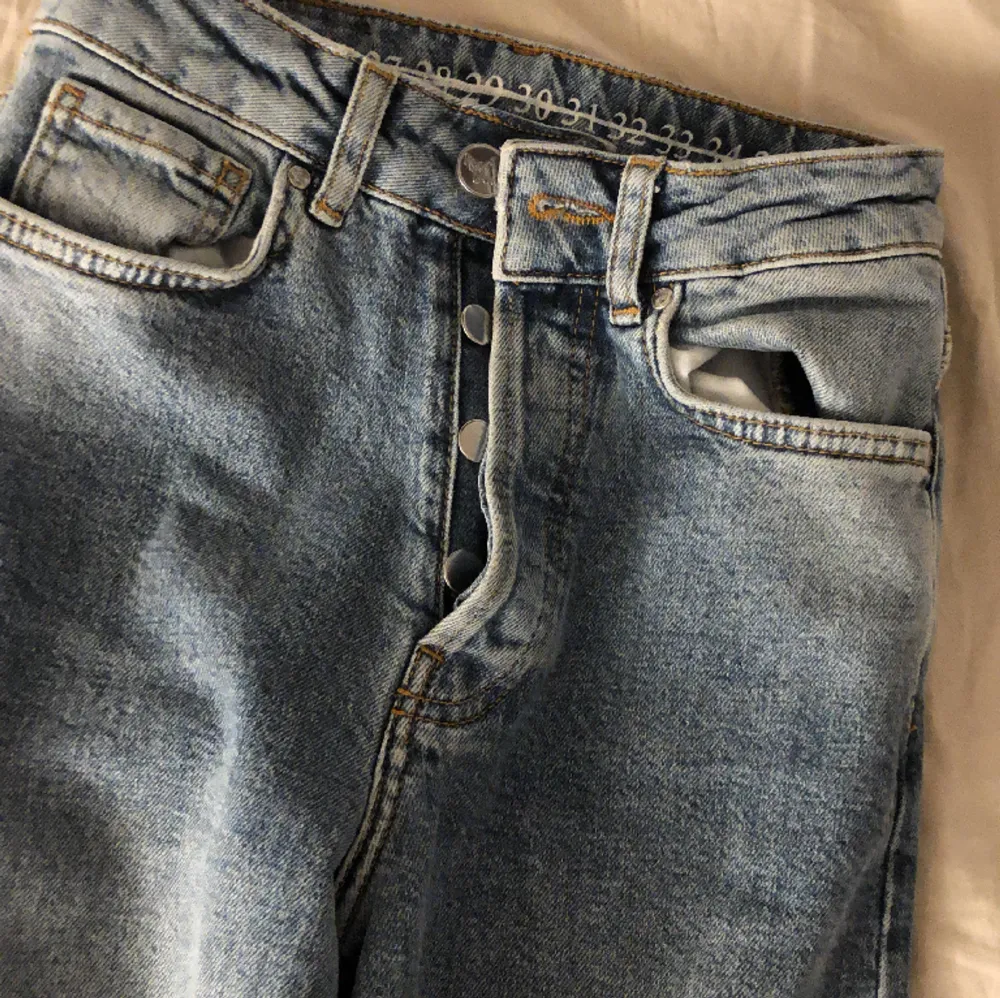 Seljer ett var jeans har bara provat dom passar en 14 åring som är 165 bra skick . Jeans & Byxor.