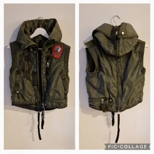 Parajumpers pj parajumper väst vest -  SNYGGASTE Västen !!!  Fått löjligt mycket komplimanger för den.  I absolut nyskick.   Fantastiskt välarbetad väst, slejfar, dragkedjor, fickor, band, revärer, luva and so on. Så fräsch grön armyton. Size S. Nypris 