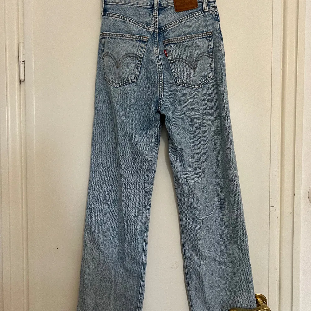 Snygga jeans från Levi’s, i tvättad blå färg. I modellen Ribcage Straight, w24. Jeans & Byxor.