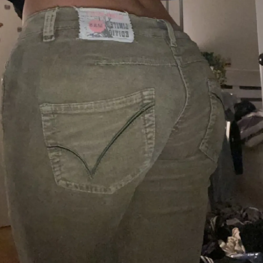 Säljer dessa Manchester jeans som är mörkgröna vilket passar perfekt till våren! De är i limited edition från miss sexy. Pris kan diskuteras❣️ Midjemått 37cm Innerbenslängd 78cm . Jeans & Byxor.