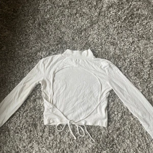 Öppen rygg! - Vit bomullstop med öppen rygg och knyte! Supersöt till vad som helst❣️ använd nån enstaka gång & bra skick. Liten krage. Köpt på BikBok!