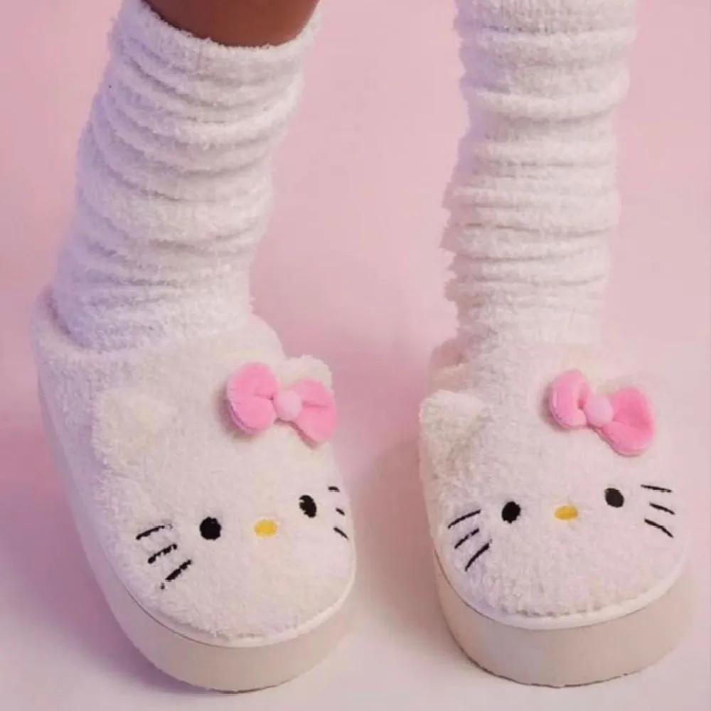 Oanvända Hello kitty house slippers i storlek 39 men passar både 38 och 40. Skor.