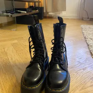 Använda dr martens med hög sula. Jättebra skick, med smått ”skav” på ena skon längst fram. Storlek 41.