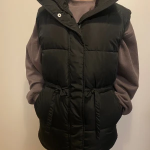 Puffväst - Pufferväst dunväst från bik bok storlek XS, funkar även på S. Ny utan prislappar, oanvänd!  Fler bilder fås i chatten då jag bara får ladda upp tre i annonsen :)