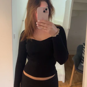 svart gina tricot topp - Säljer då den inte kommer till användning, bra skick då den bara är använd fåtal gånger 