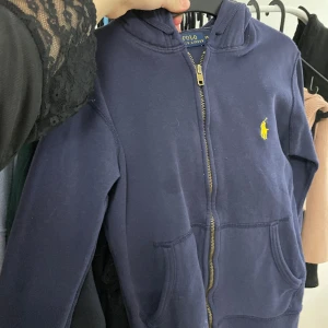 Ralph lauren kofta - Ralph lauren kofta storlek xs. En fläck på bröstet som inte går bort. 