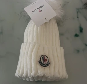 Moncler mössor (A-kopior.) - Moncler mössor i olika färger som är i A-kopior. Priset är emellan 200-150. Har: 1 vit, 2 ljusbruna och 1 beige kvar. 