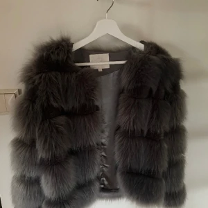 Vera Lucy Faux Fur Jacka - •Endast använd 1 gång så jackan är i väldigt fint skick •Nypris 1299kr