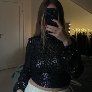 Festtopp - Svart festtopp med leopardmönster i silver och öppen rygg✨