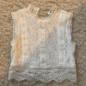 Spets linne/ blus - TRYCK INTE PÅ KÖP NU!Intresse koll på min fina zara topp perfekt till sommaren men också nu till våren storlek xs pris kan diskuteras!💓