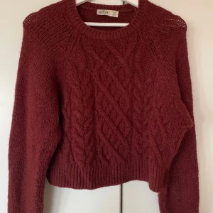 Stickad croppad tröja från Hollister - Använda några gånger, i fint skick  Storlek XS, normal i storleken  Något croppad 