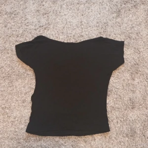 No back top - No back top/tröja från shein. Aldrig använd! Som man kan se är den lite genomskilning men det syns knte när man har på sig den. Säljer den pga att den är för stor för mig!🫶🏻