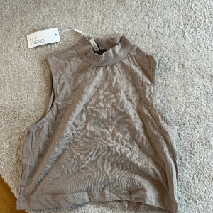 Polotröja  - Från Nelly. Aldrig använd. Vill bli av med bara så jag slipper slänga.  Prislapp på.  Nypris 300