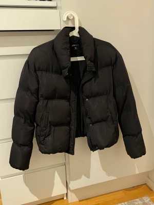 Svart puffer jacka - Svart puffer jacka, bra skick. Strlk M