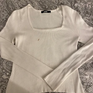 Vit tröja - Denna tröjan är ifrån bok bok köppt för 399kr jag säljer den billigt då den har en fläck på tröjan! Billigare vid direkt köp