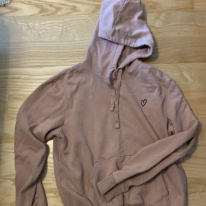 Tjock tröja från hm - Tjock tröja från hm i storlek XS men lite oversized. Tröjan är i fint material men är ganska knoprig, förutom det är det inga defekter💗