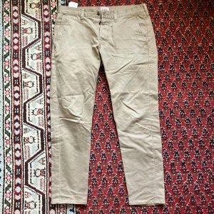 Beiga Edwin chinos - Beiga Edwin chinos i 100% bomull. Fint skick.  På insidan står de 32x34, men storleken är snarare 32x32.
