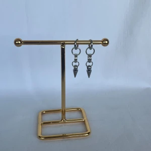 Örhängen  - Finns i guld och silver. Köp för 99kr/st Eller 169kr/ paret. Modell 156 Smyckes ställningen finns även att köpa för 299kr!