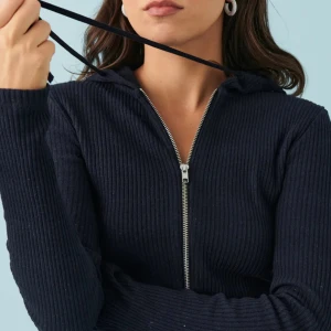 Kofta - Mörkblå tajt kofta med dragkedja. Andvänd två gånger och i väldigt bra skick. Köpt för 400 och säljs för 250 