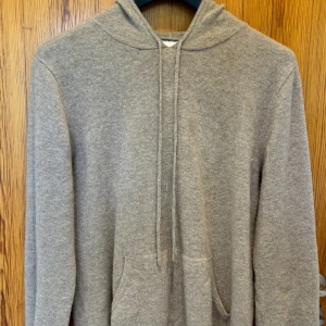 Kashmirtröja - Säljer nu denna riktigt feta kashmirhoodien från john henric. Nypris ligger på ca 2500kr. Skick är 8/10 och är strl M.