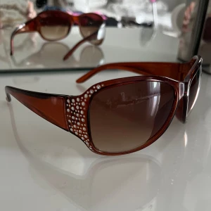 Vintage solglasögon - Söta solglasögon jag säljer då det inte är min stil längre💘 Jätte fina detaljer på sidorna!🤩(pris kan diskuteras vid snabb affär)