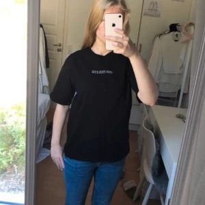 Svart t-shirt  - Svart t-avier ifrån lager 157 i helt nyskick då den inte använts, men utan prislapp.  I storlek S.  För mer info eller bilder på, kontakta mig 🤗