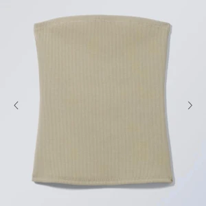 Oliv Weekday Tub - Oanvänd oliv ribbad tub topp från Weekday.