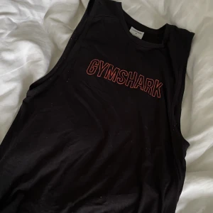 Gymshark linne - Gymshark linne med tryck på, fint skick, säljer för att det ej används längre 