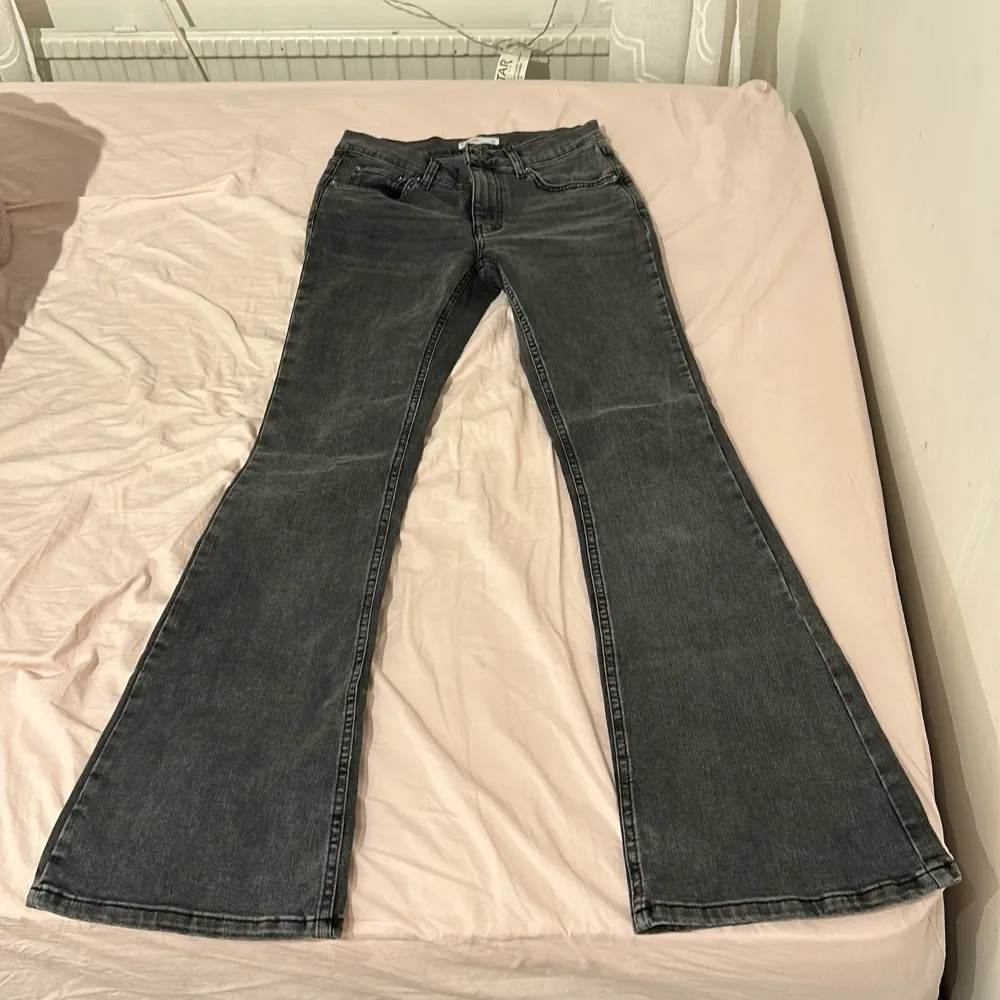 Knappast använda. Köpte dessa för 500kr. Jätte fina o bekväma🩷. Jeans & Byxor.