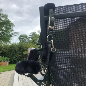 ES grimma och grimskaft, Olive green - Helt ny grimma från ES. Köpte på Falsterbo, men passade tyvärr inte.  Normal pris, 700kr. Mitt pris, 450kr Den är oanvänd, då den bara har blivit på provad.