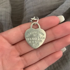 Intresse koll på mitt tiffany and CO armband  - Äkta silver, fint skick. Nypris runt 7000, vill ba de va jag kan få för det samt behöver rensa lite saker ^^ hör av dig vid frågor mm :))(KLICKA INTE OÅ KÖP NU DE KAN INTE SKICKAS DÅ))