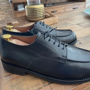 Helt nya Franska skor  - Inköpta i Paris i juni  för 179Euro Helt nya handgjorda skor (medley) en local skomakare i Paris 