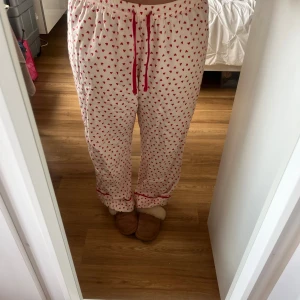 Mjukisbyxor med hjärtan - Säljer mina fina eftertraktade mjukisbyxor med hjärt mönster från Monki. I storlek M, skriv vid frågor!❤️