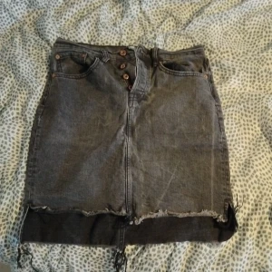 Jens kjol - I gott skick. Kjolen går ned till knäna ungefär 